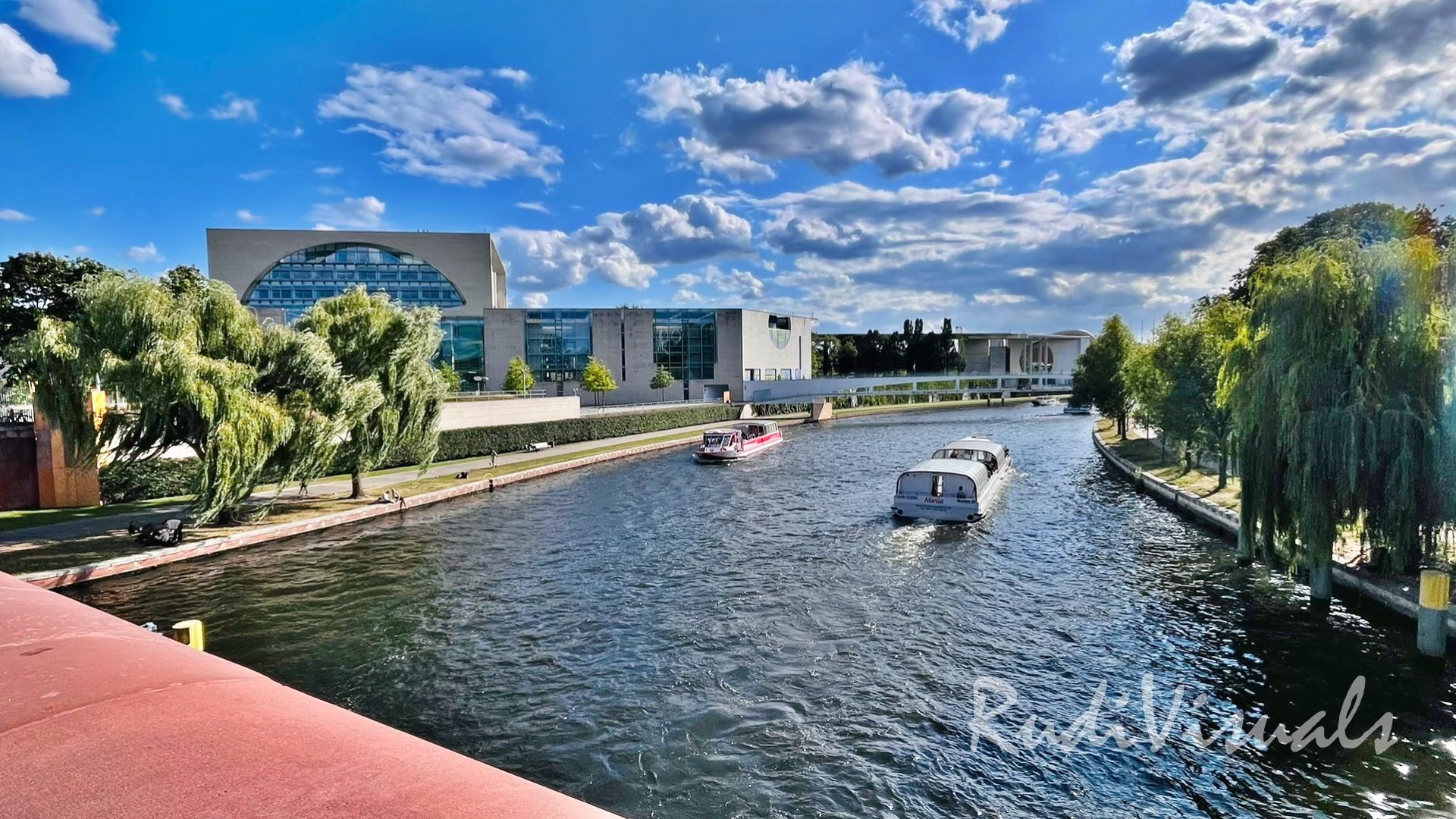 Die Spree mit Blick auf das Bundeskanzleramt
