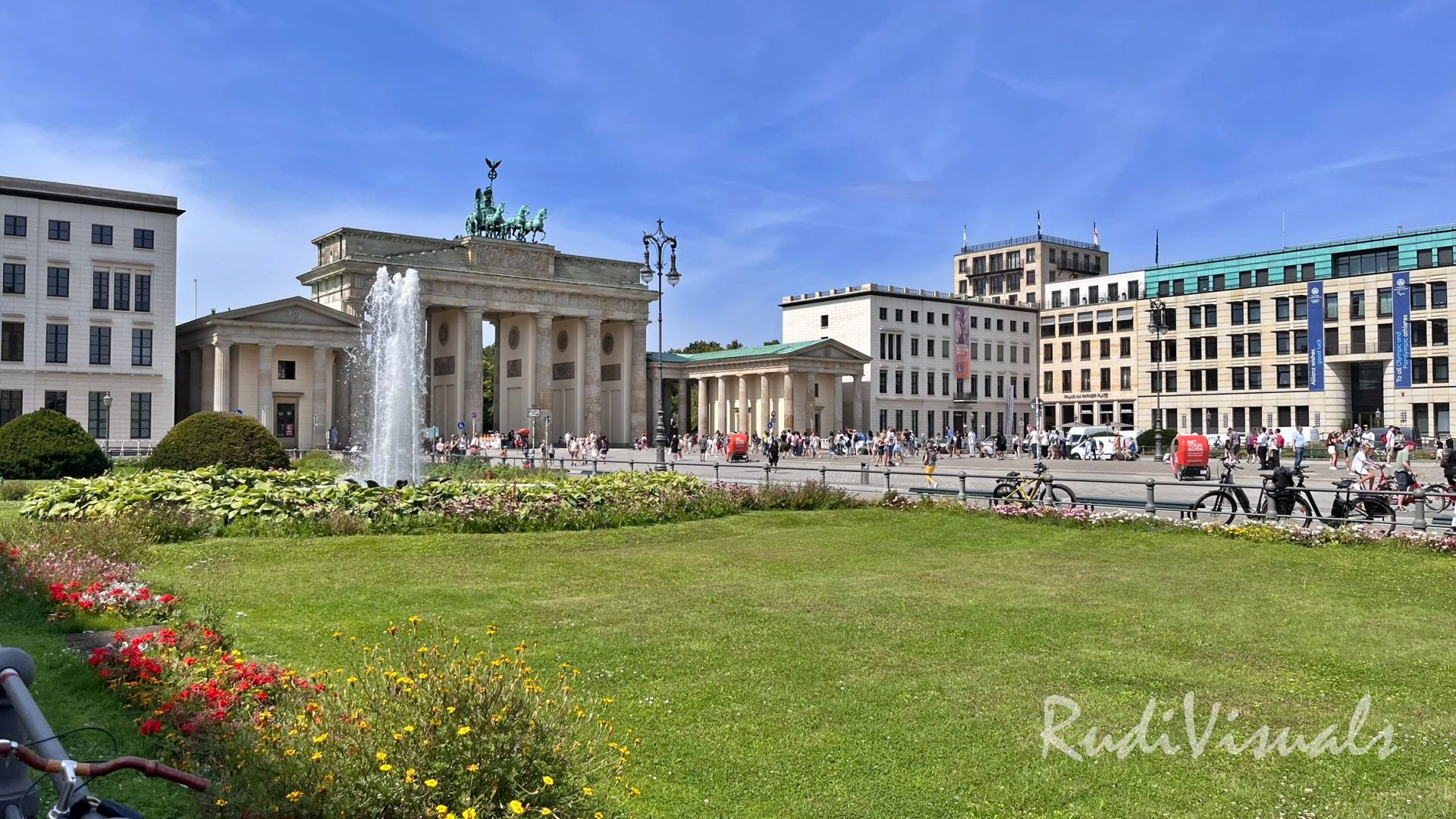 Pariser Platz mit Brandenburger Tor in Berlin