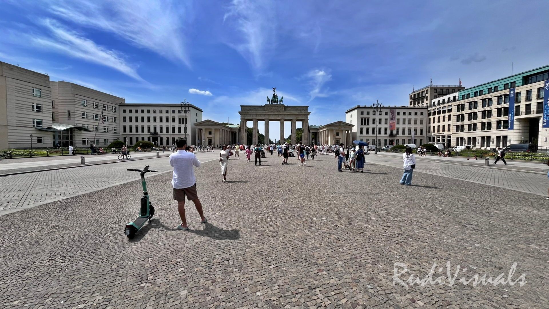 Pariser Platz mit Brandenburger Tor in Berlin